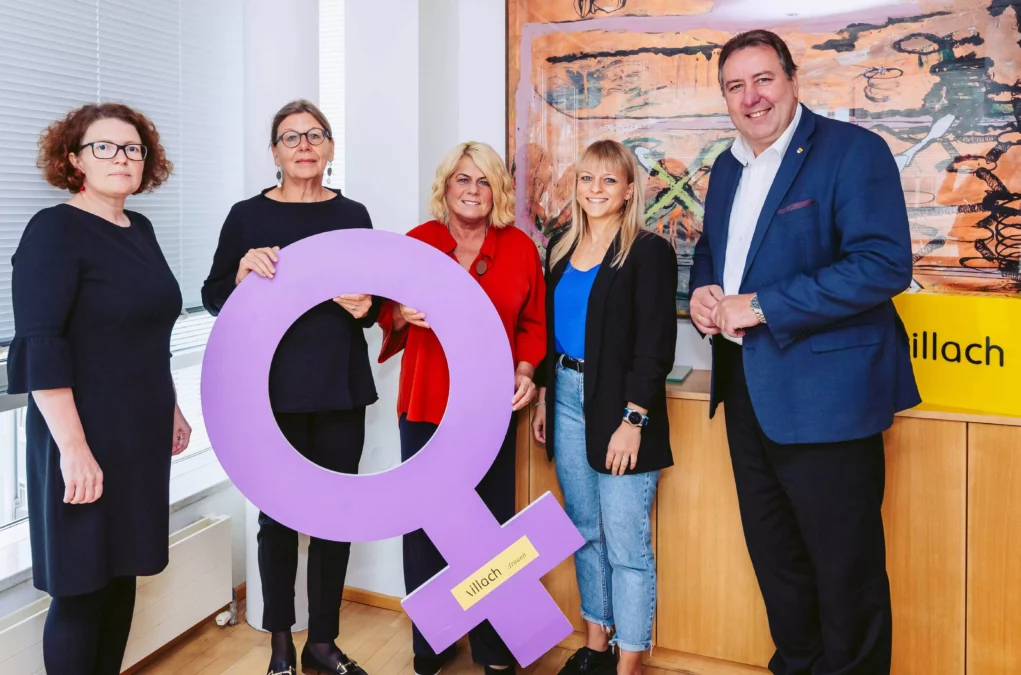 Ein Foto auf 5min.at zeigt Frauenhaus-Geschäftsführerin Christina Kraker-Kölbl, Vereinsvorsitzende Sigrun Alten, Vizebürgermeisterin Gerda Sandriesser, Frauenbeauftragte Alisa Mack und Stadtrat Erwin Baumann.