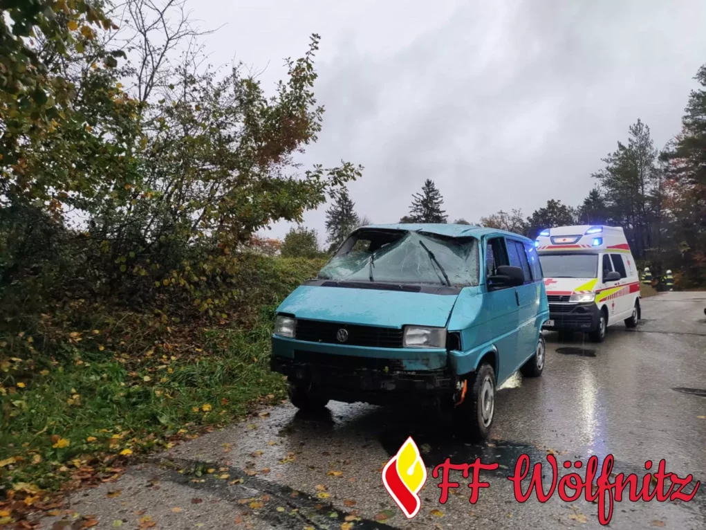 Ein Bild auf 5min.at zeigt einen blauen Kleinbus, dessen Frontscheibe zerstört ist, sowie ein Rettungsfahrzeug.