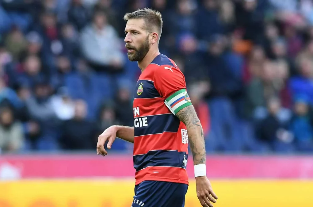 Foto in Beitrag von 5min.at: Auf dem Foto ist Guido Burgstaller in Rapid-Dress mit der Kapitänsschleife zu sehen.