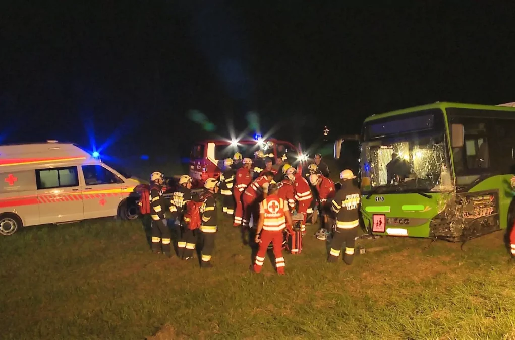 Das Bild zeigt den Einsatz nach einem Unfall mit einem Linienbus in Liezen.