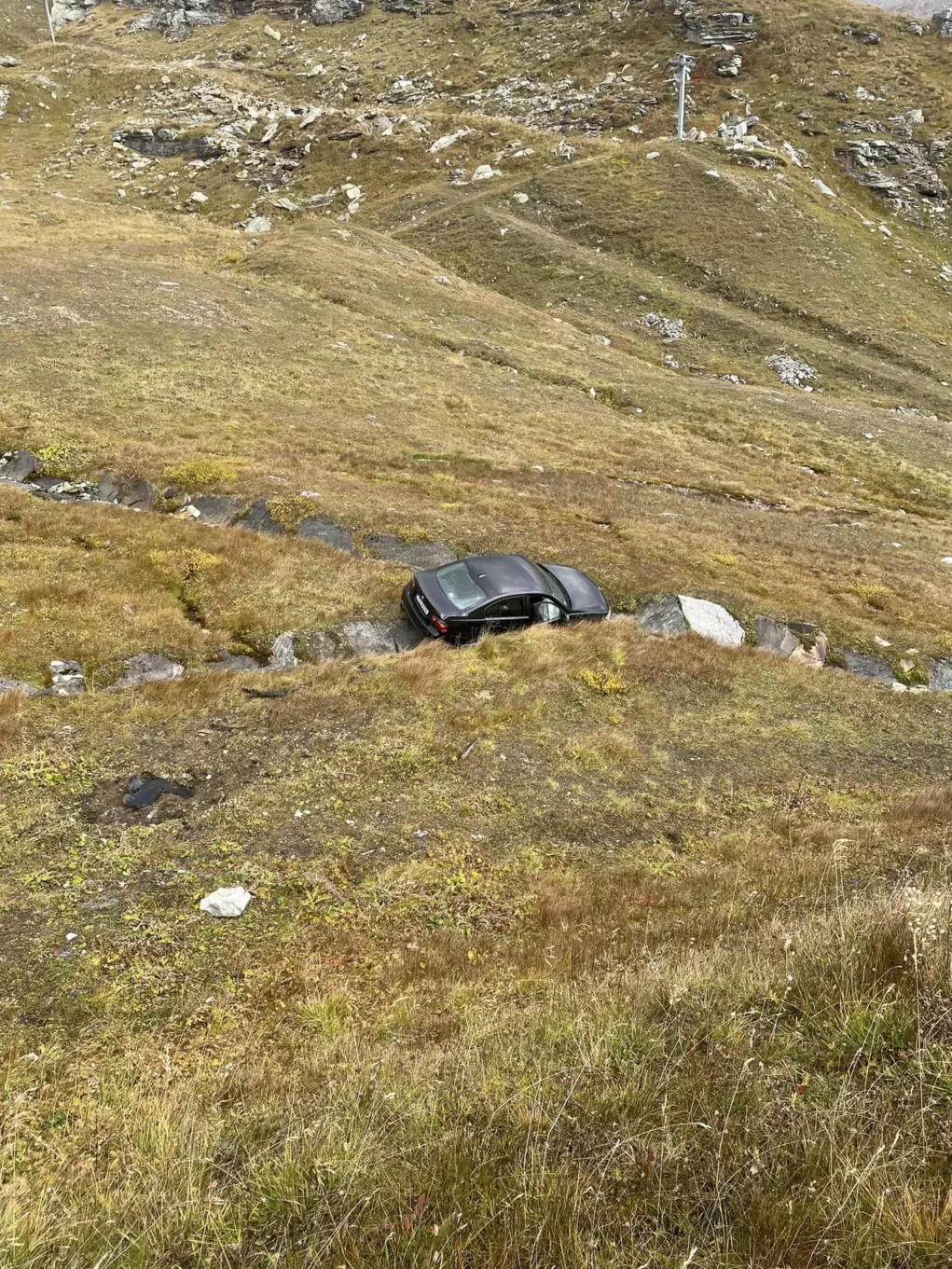 Foto in Beitrag von 5min.at: Das Unfallauto von der Straße aus zu sehen, ist ist viele Meter den Hang hinunter gestürzt.