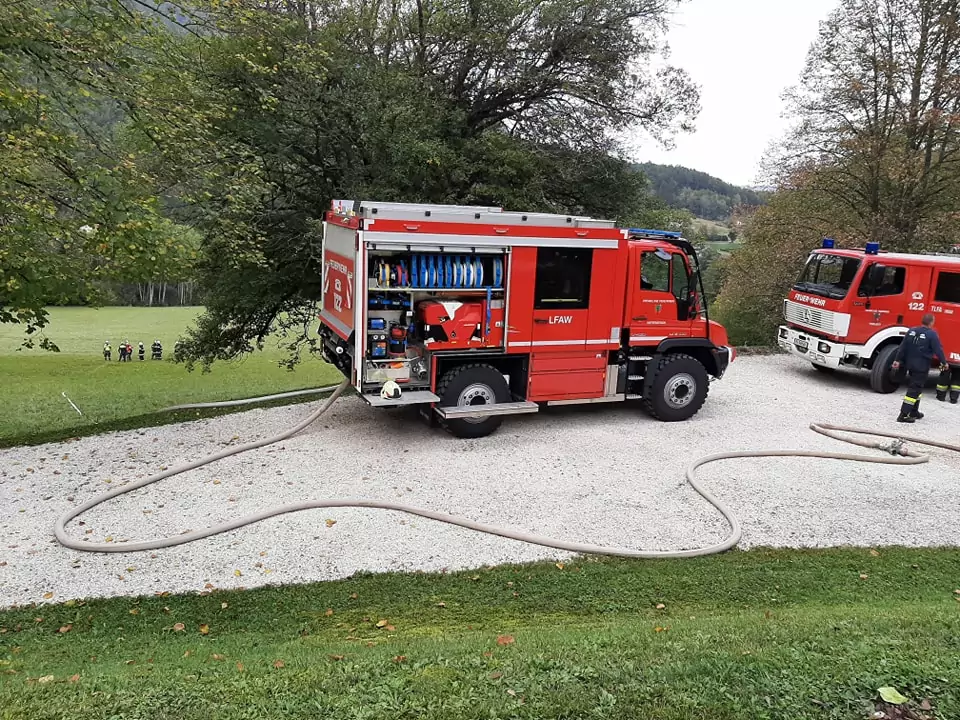Ein Bild auf 5min.at zeigt ein Löschfahrzeug der Freiwilligen Feuerwehren.