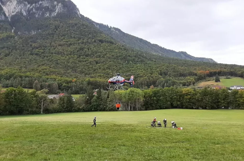 Ein Bild auf 5min.at zeigt den Polizeihubschrauber im Löscheinsatz.