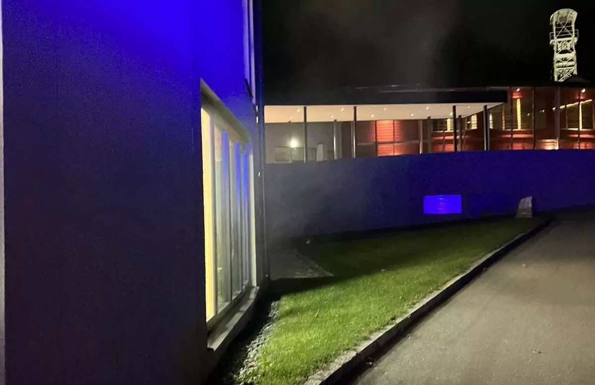 Ein Bild auf 5min.at zeigt, wie Rauch aus dem Fenster des Waschraums aufsteigt.