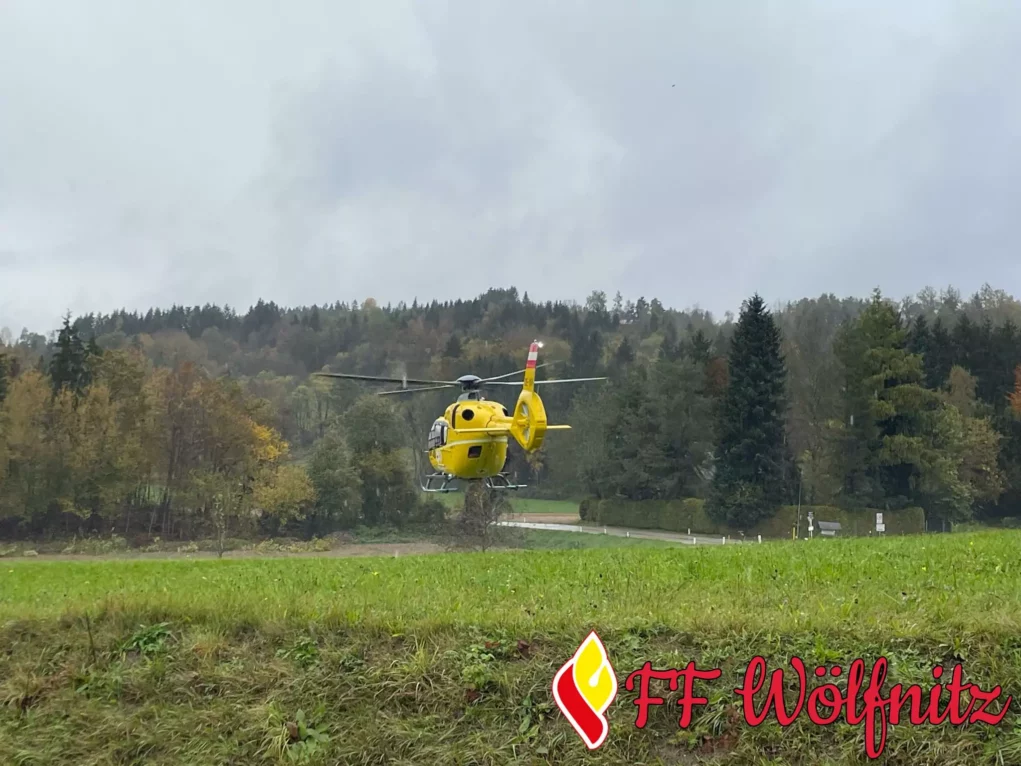Ein Bild auf 5min.at zeigt den ÖAMTC-Rettungshubschrauber im Landeanflug.