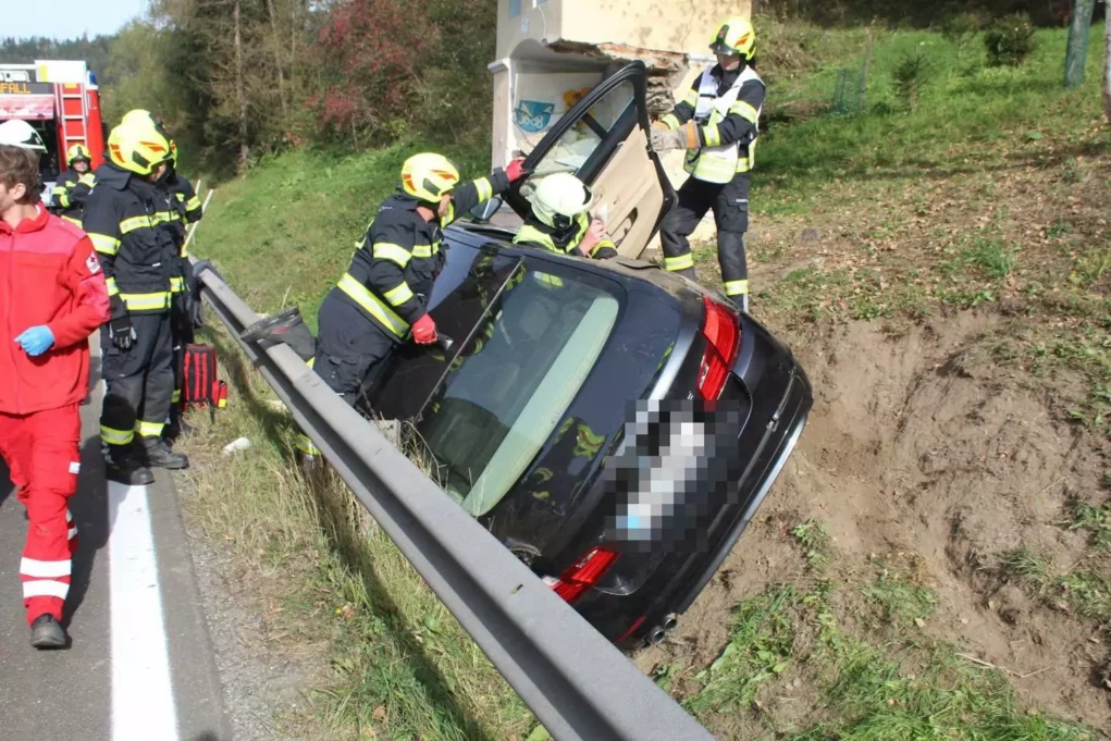 Foto auf 5min.at zeigt einen Autounfall bei dem ein Auto eine kleine Kapelle rammte.