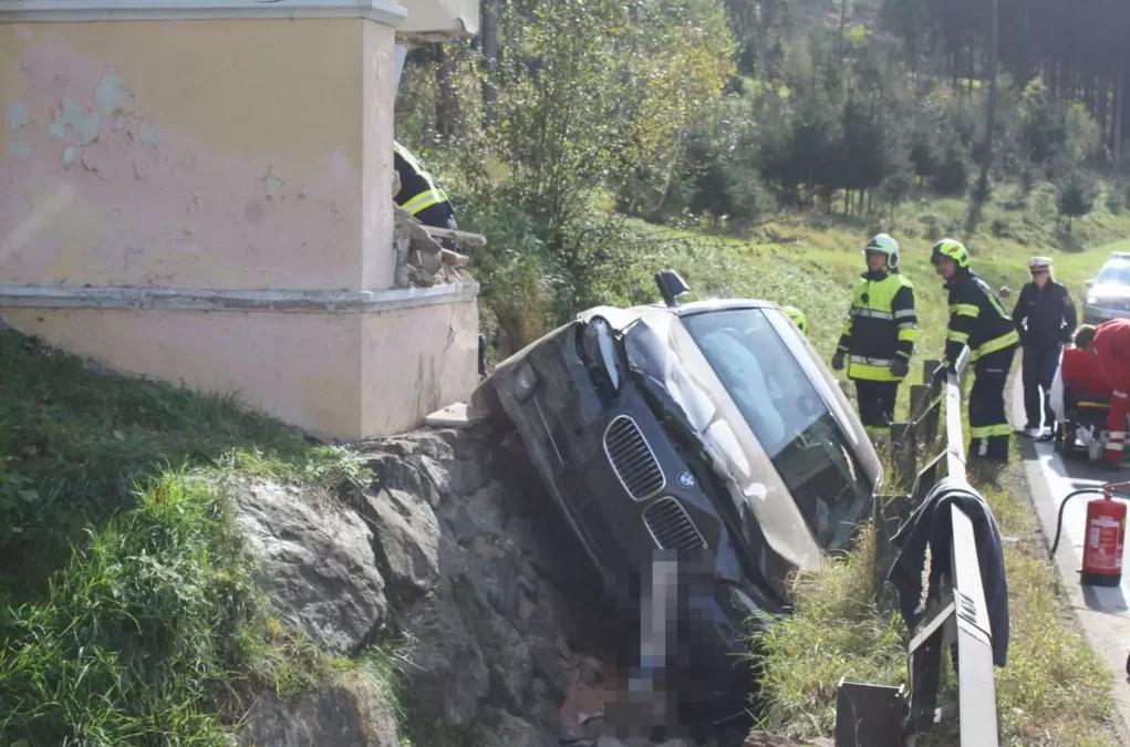Foto auf 5min.at zeigt einen Autounfall bei dem ein Auto eine kleine Kapelle rammte.