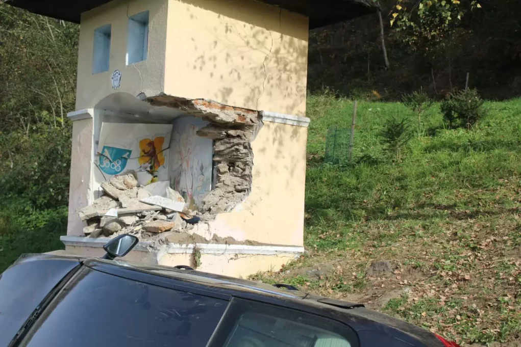 Foto auf 5min.at zeigt einen Autounfall bei dem ein Auto eine kleine Kapelle rammte.