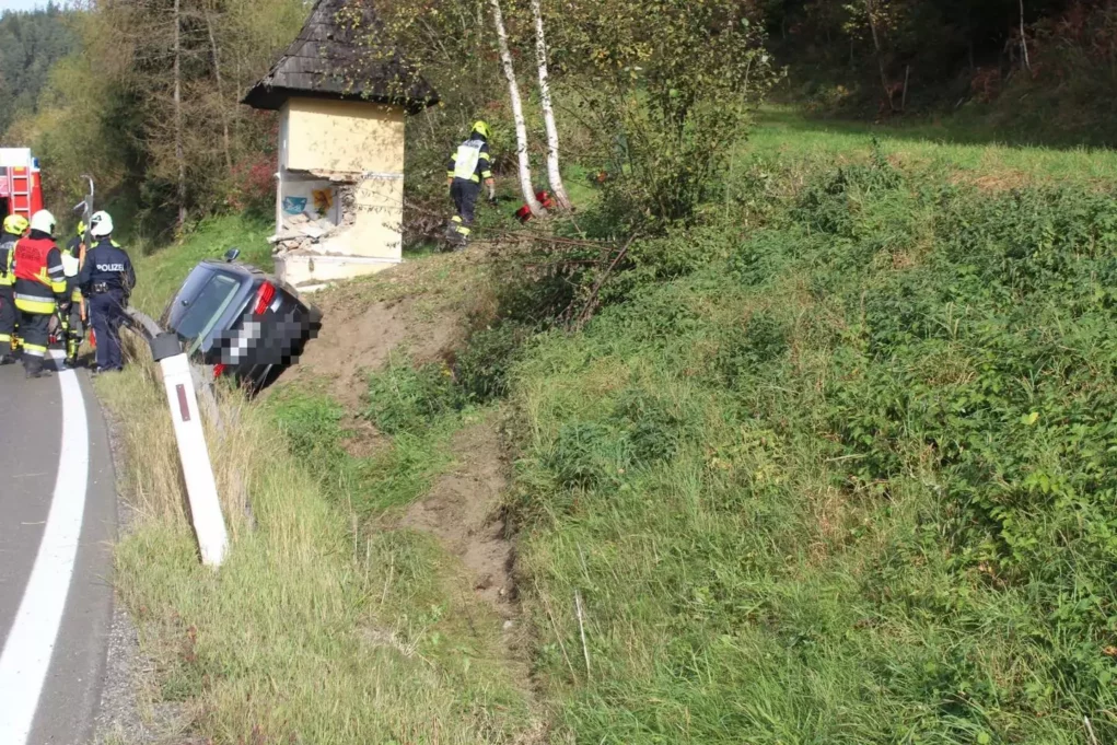 Foto auf 5min.at zeigt einen Autounfall bei dem ein Auto eine kleine Kapelle rammte.