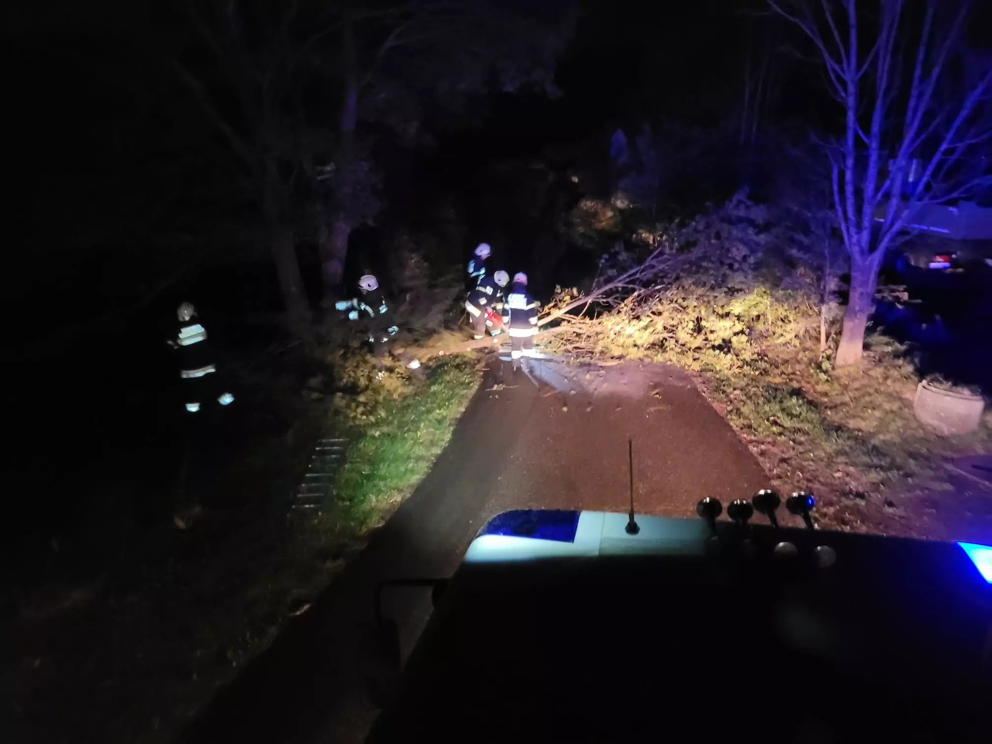 Das Bild auf 5min.at zeigt Mitglieder der Freiwilligen Feuerwehr Kirschentheuer bei einem Einsatz.