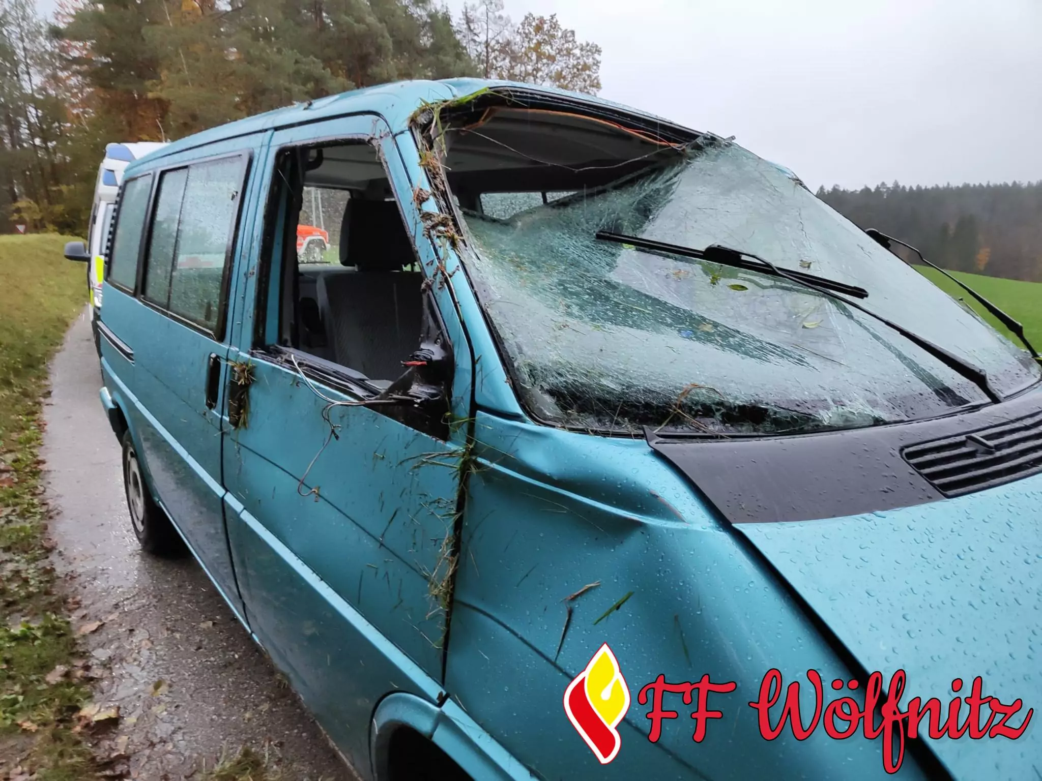 Ein Bild auf 5min.at zeigt einen blauen Kleinbus, dessen Frontscheibe zerstört ist.