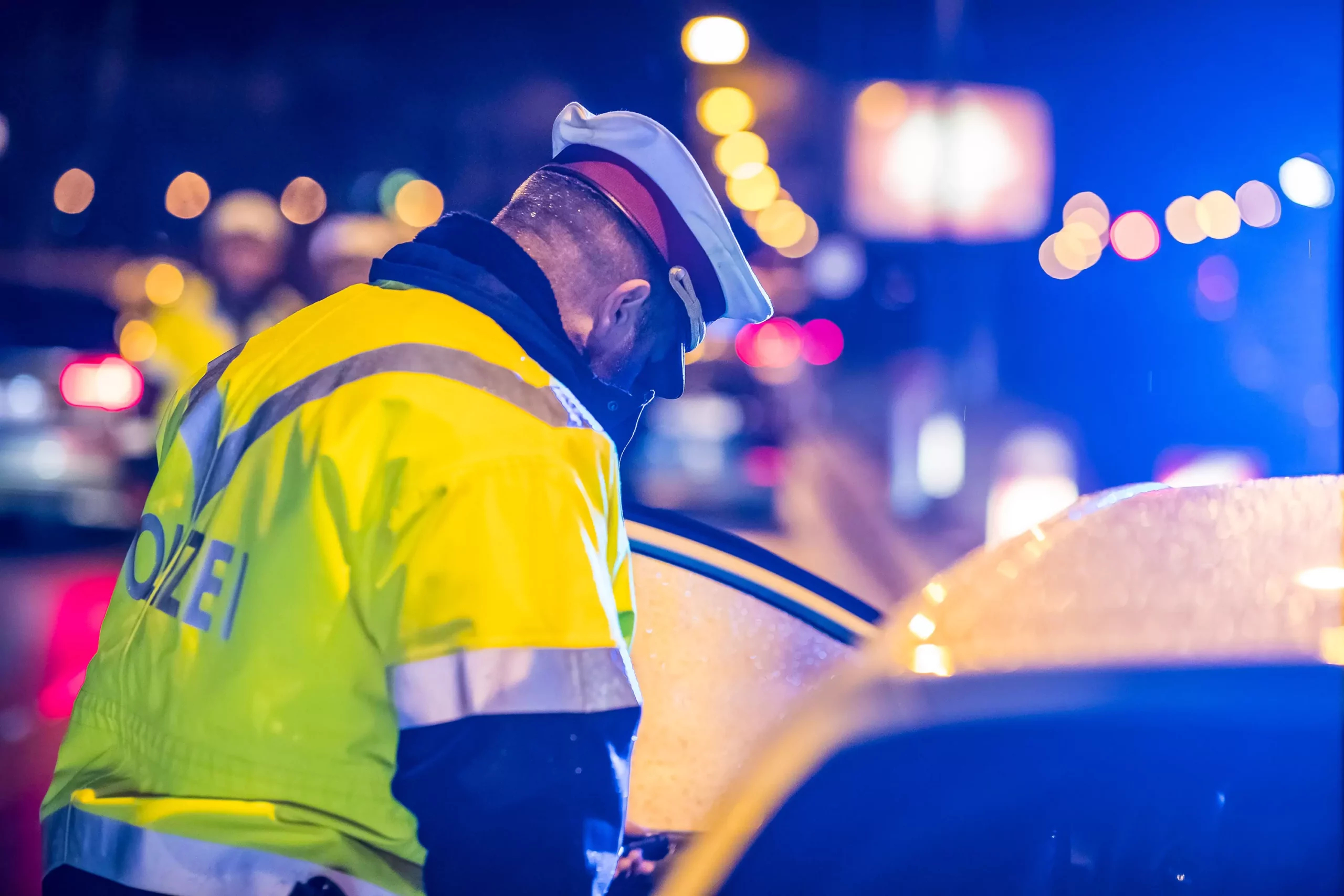 Bild auf 5min.at zeigt die Polizei bei einer Verkehrskontrolle.