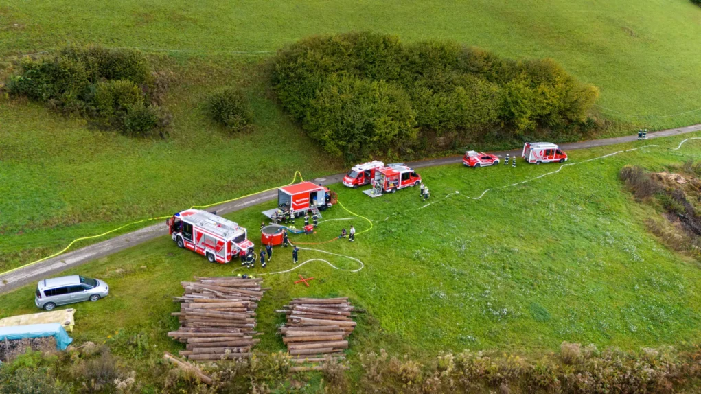Ein Bild auf 5min.at zeigt mehrere Feuerwehrautos, die neben einer Forststraße parken, bei der Abschnittsfeuerwehrübung "Minerva".
