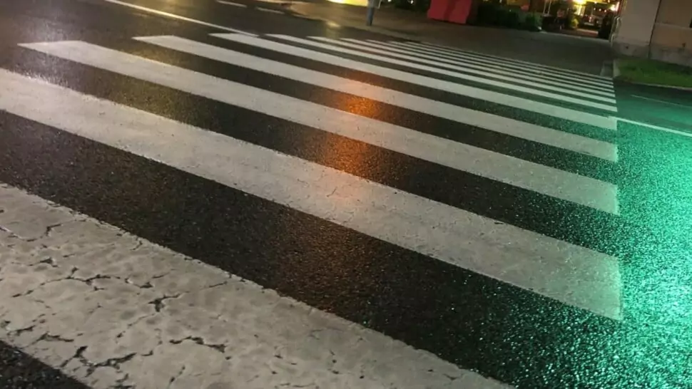 Das Foto auf 5min.at zeigt einen Zebrastreifen bei Nacht.