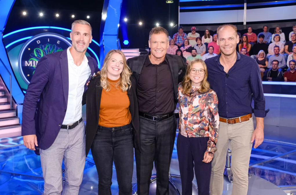 Ein Foto auf 5min.at zeigt die Promi-Sportler Mona Mitterwallner, Stefan Maierhofer, Katrin Beierl und Michael Walchhofer mit Moderator Armin Assinger.