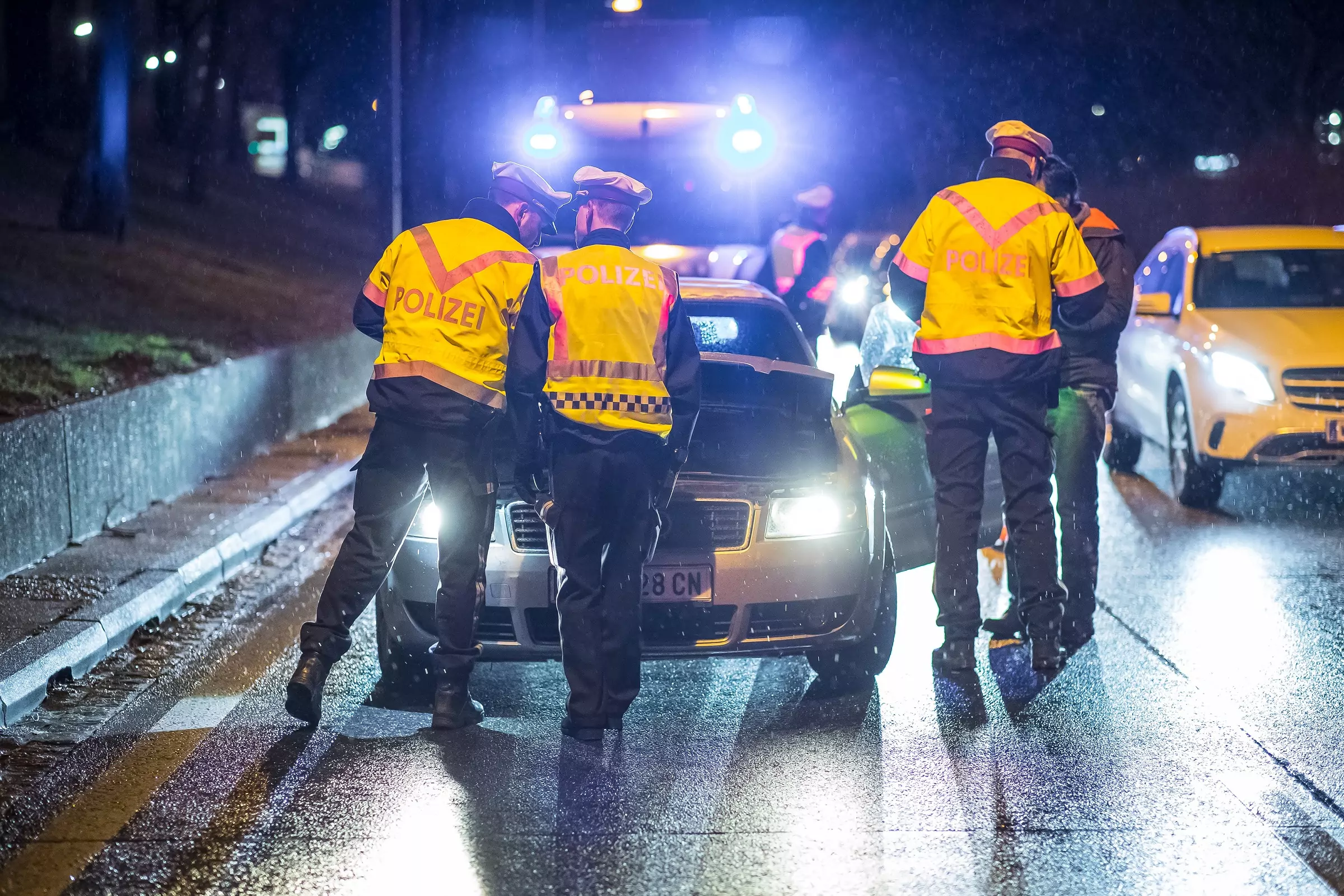 Bild auf 5min.at zeigt die Polizei bei einer Verkehrskontrolle.