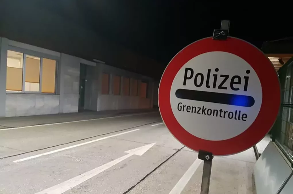 Bild von 5min.at zeigt eine Grenze zu &Ouml;sterreich mit dem Hinweisschild "Polizei - Grenzkontrolle".