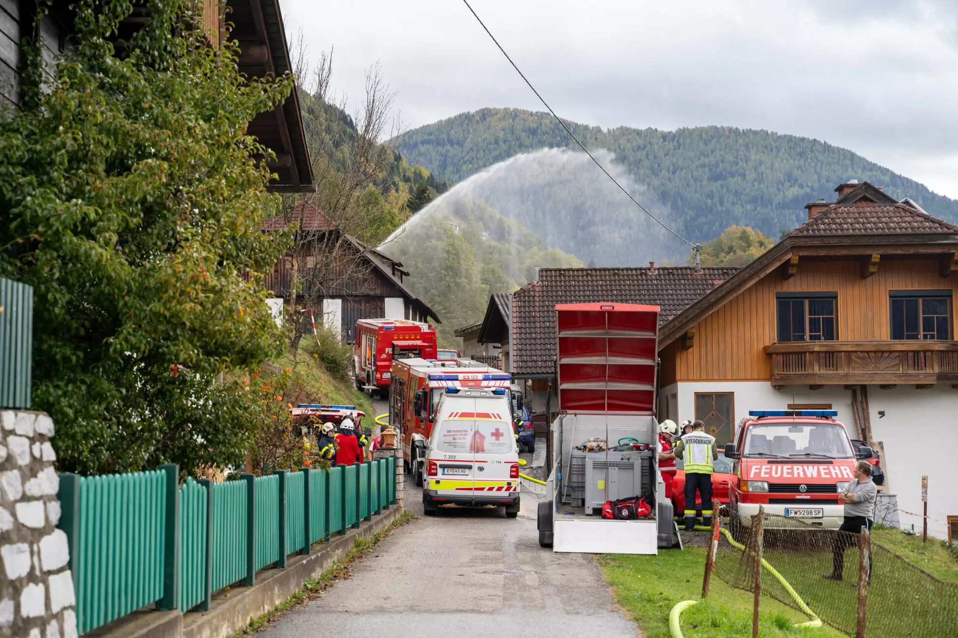 Ein Bild auf 5min.at zeigt einen Rettungwagen sowie mehrere Feuerwehrautos bei der Abschnittsfeuerwehrübung Minerva in einem Dorf im Bezirk Spittal an der Drau.