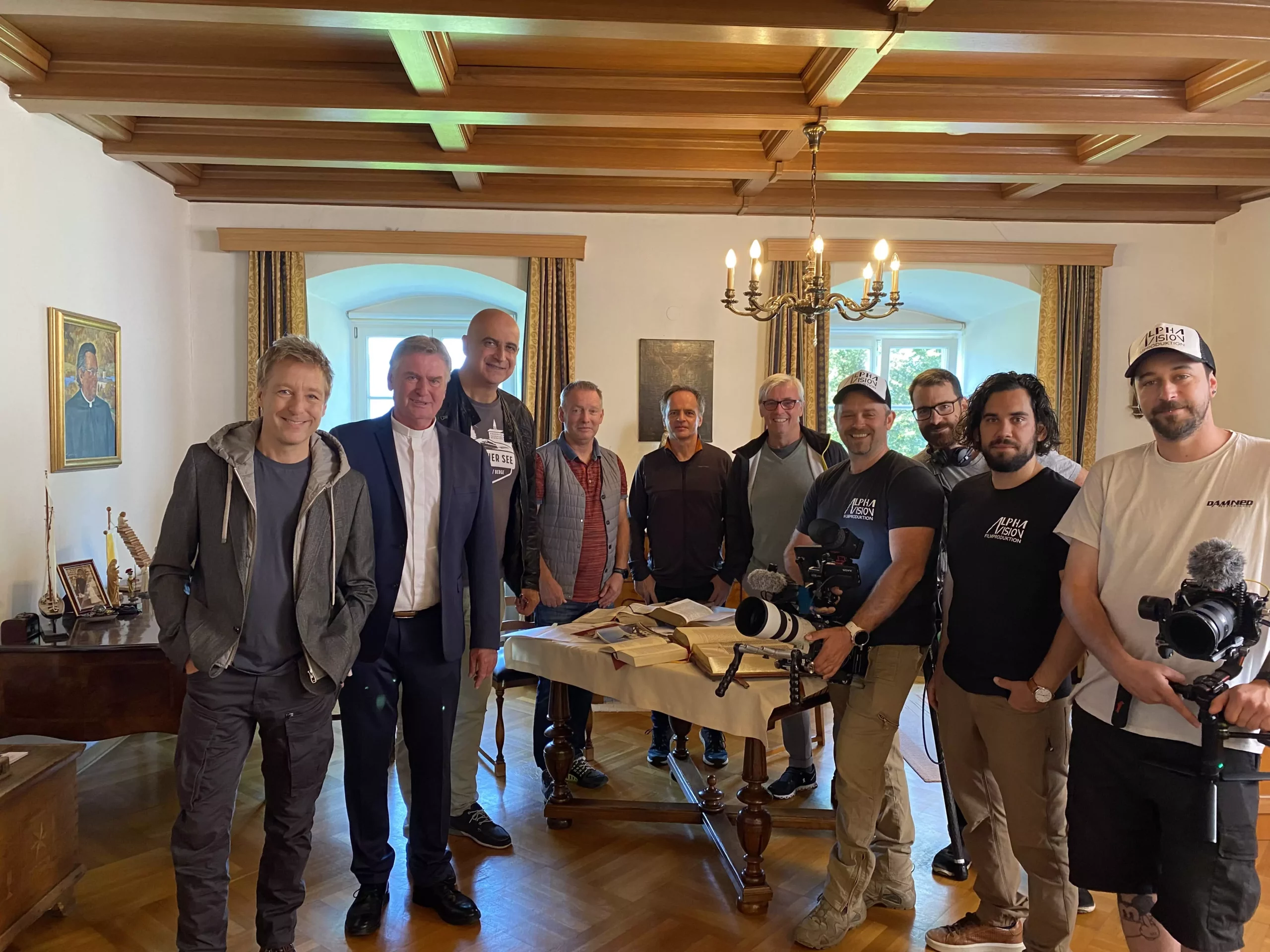 Ein Bild auf 5min.at zeigt das Produktionsteam von "Der Sagenjäger" in Ossiach.