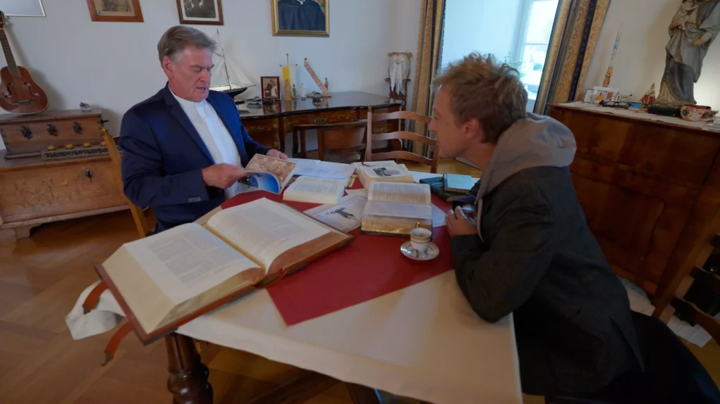 Ein Bild auf 5min.at zeigt Max Müller bei einem Interview mit Ericht Aichholzer.