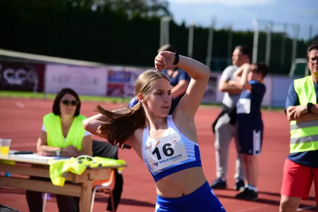 Bild auf 5min.at zeigt ein Mädchen beim Leichtathletik-Cup.