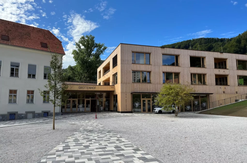 Zu sehen ist ein modernisiertes Gebäude mit einer Holz-Fassade
