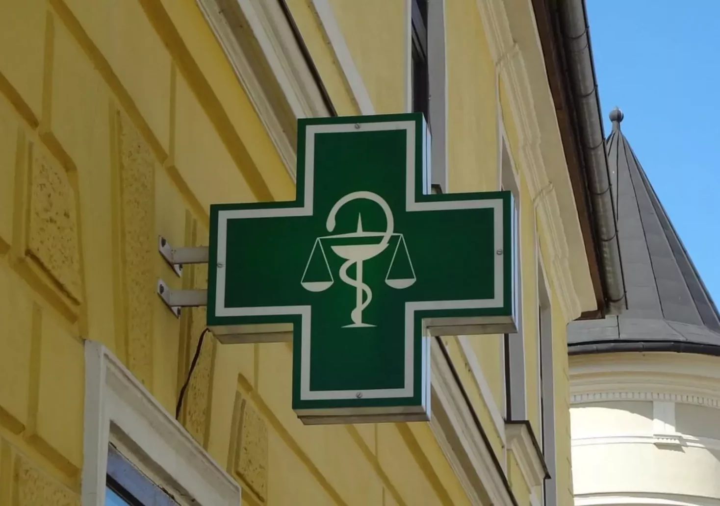 Ein Bild auf 5min.at zeigt ein Apotheken-Schild an einer Hauswand.