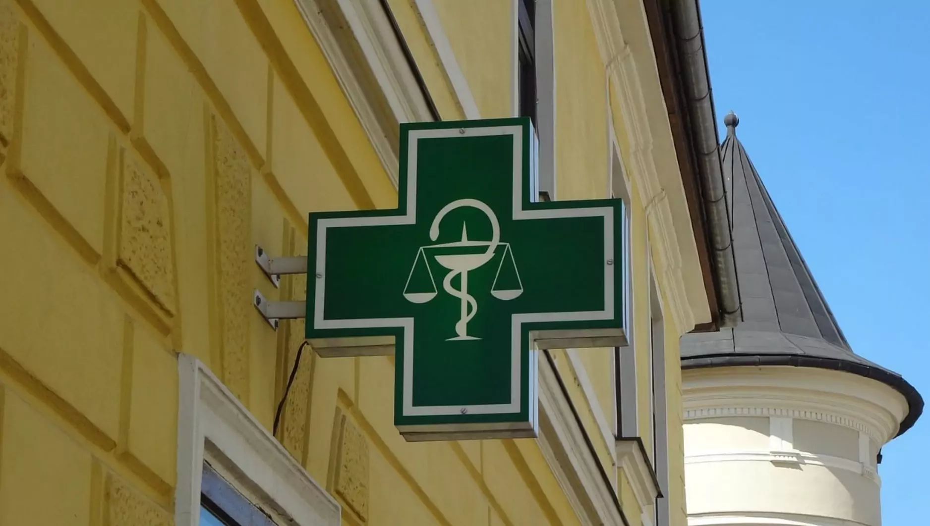 Ein Bild auf 5min.at zeigt ein Apotheken-Schild an einer Hauswand.