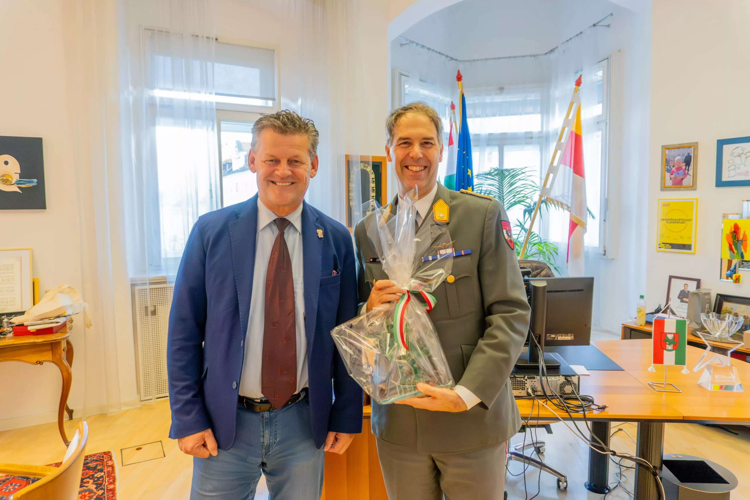 Das Bild auf 5min.at zeigt Bürgermeister Christian Scheider und Brigadier Mag. Philipp Eder im Rathaus.