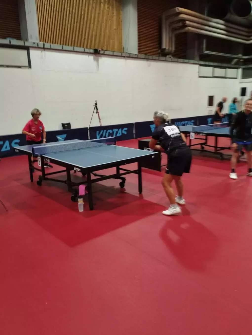Bild auf 5min.at: Mehrere Personen beim Tischtennis-Spielen