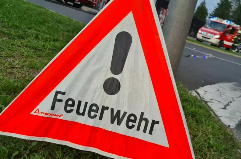 Ein Bild auf 5min.at zeigt ein Warndreieck auf dem das Wort "Feuerwehr" und ein gro&szlig;es, schwarzes Rufzeichen zu sehen sind.