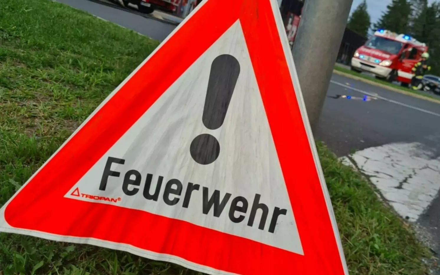 Ein Bild auf 5min.at zeigt ein Warndreieck auf dem das Wort "Feuerwehr" und ein großes, schwarzes Rufzeichen zu sehen sind.