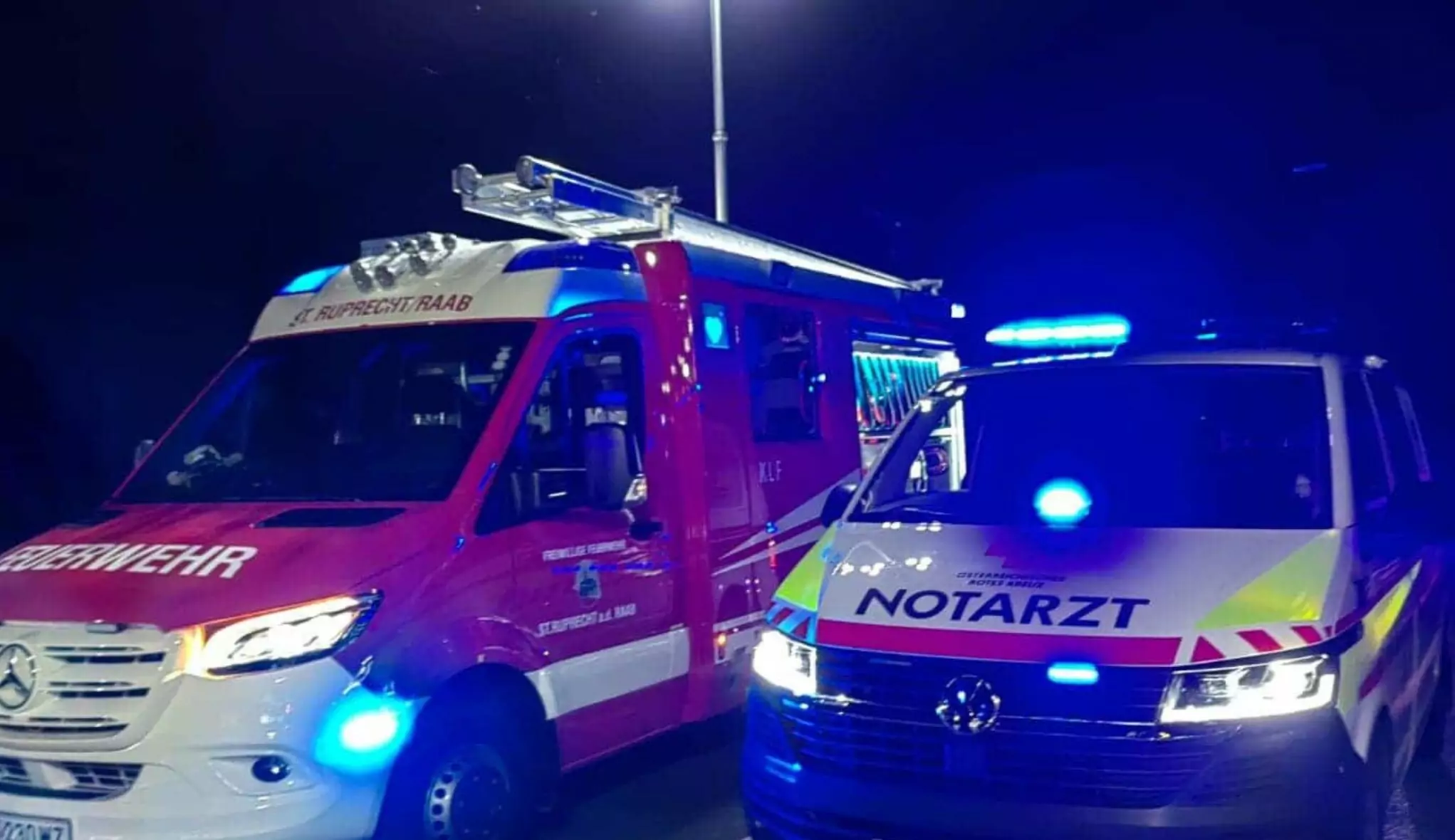 Ein Bild auf 5min.at zeigt ein Feuerwehr- und einen Notarztwagen mit Blaulicht bei Nacht.