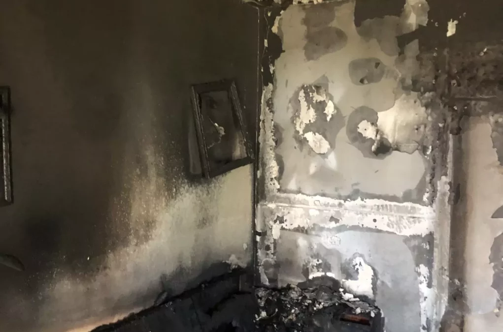 Bild auf 5min.at zeigt Räumlichkeiten nach einem Zimmerbrand, bei dem die Berufsfeuerwehr Graz im Einsatz stand.