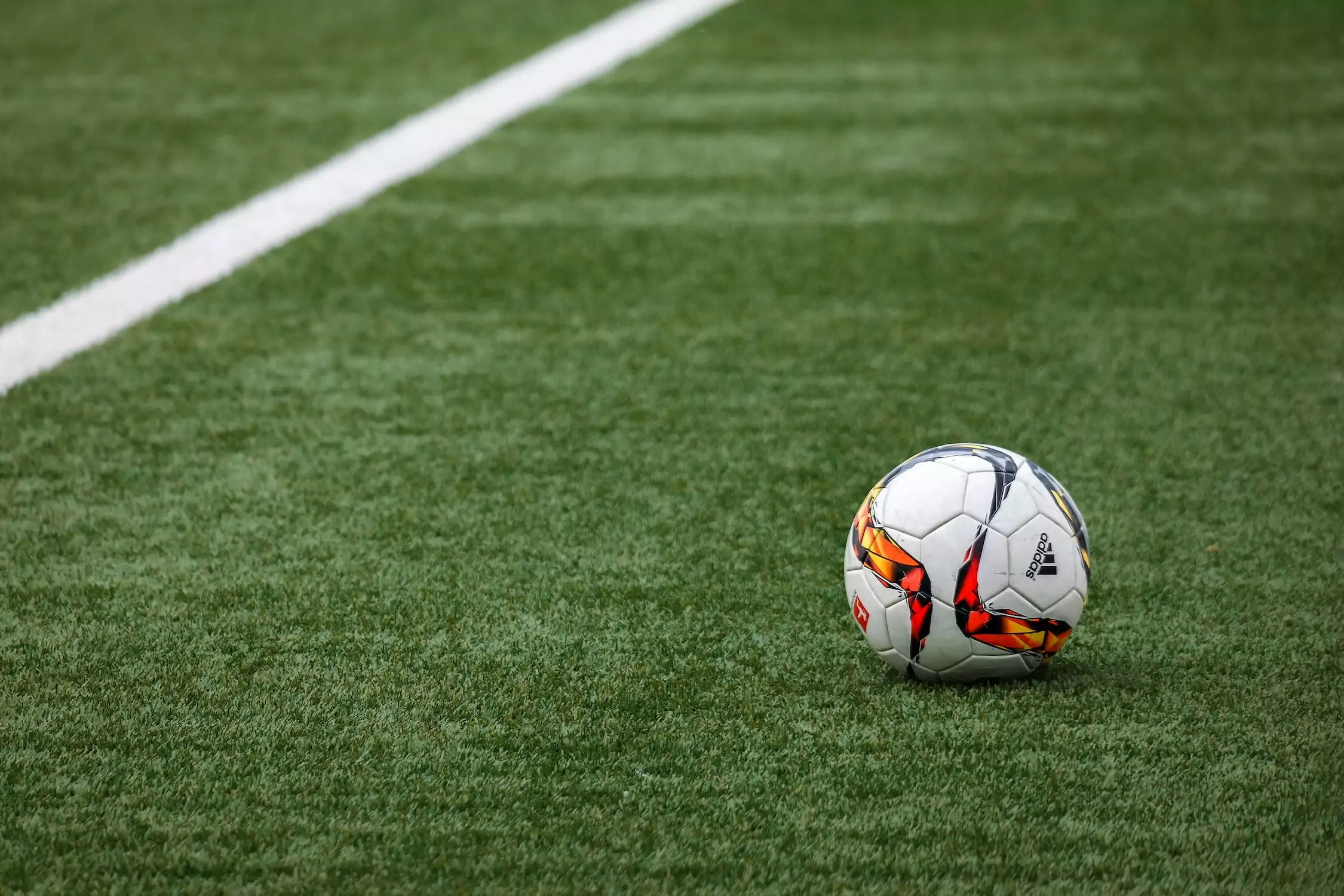Ein Fußball auf einem Fußballfeld
