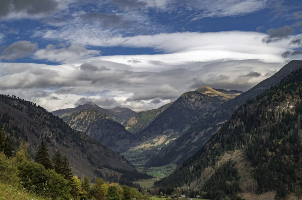 Das Bild auf 5min.at zeigt die Hohen Tauern bei bewölktem Himmel