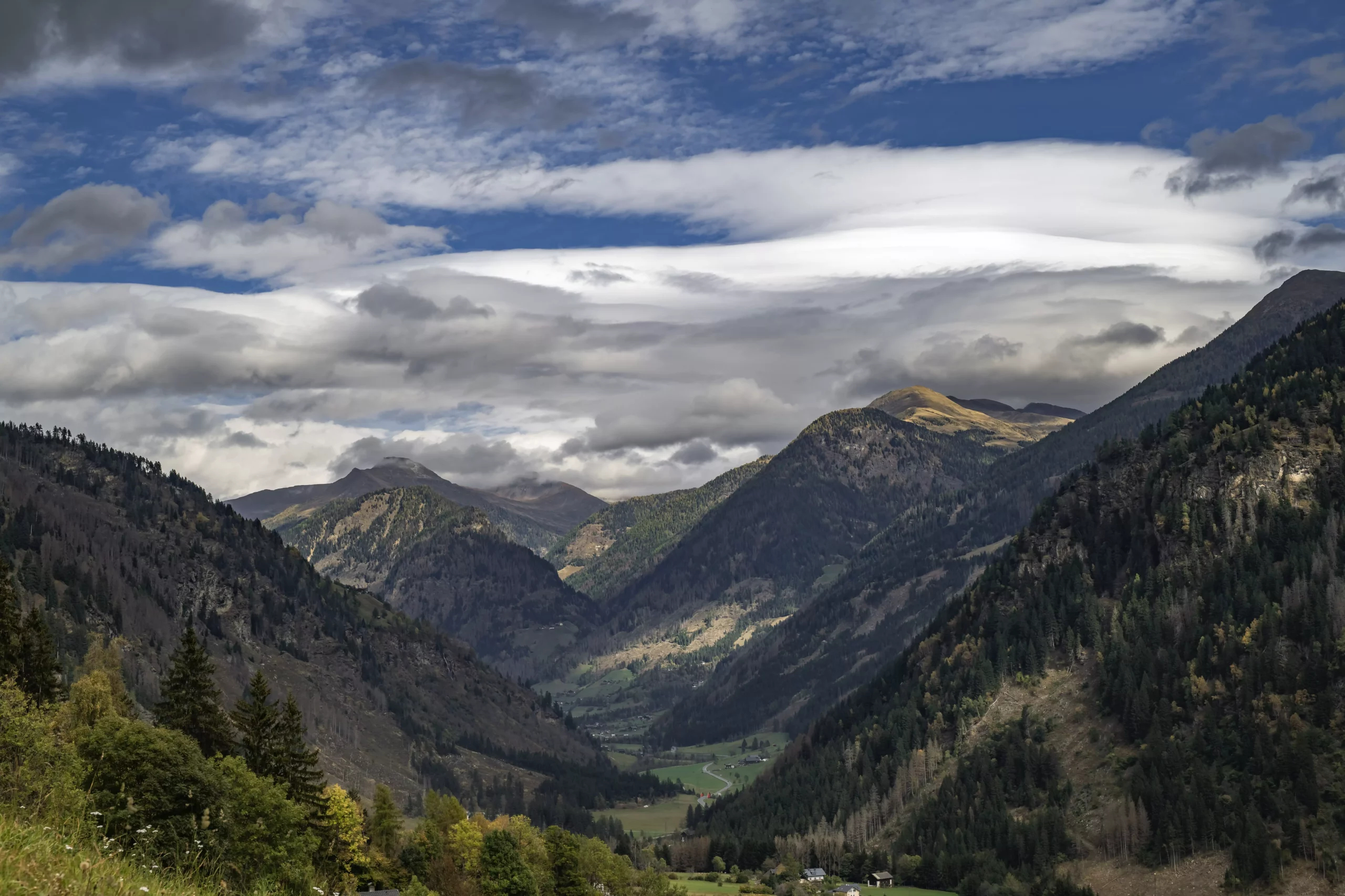 Das Bild auf 5min.at zeigt die Hohen Tauern bei bewölktem Himmel