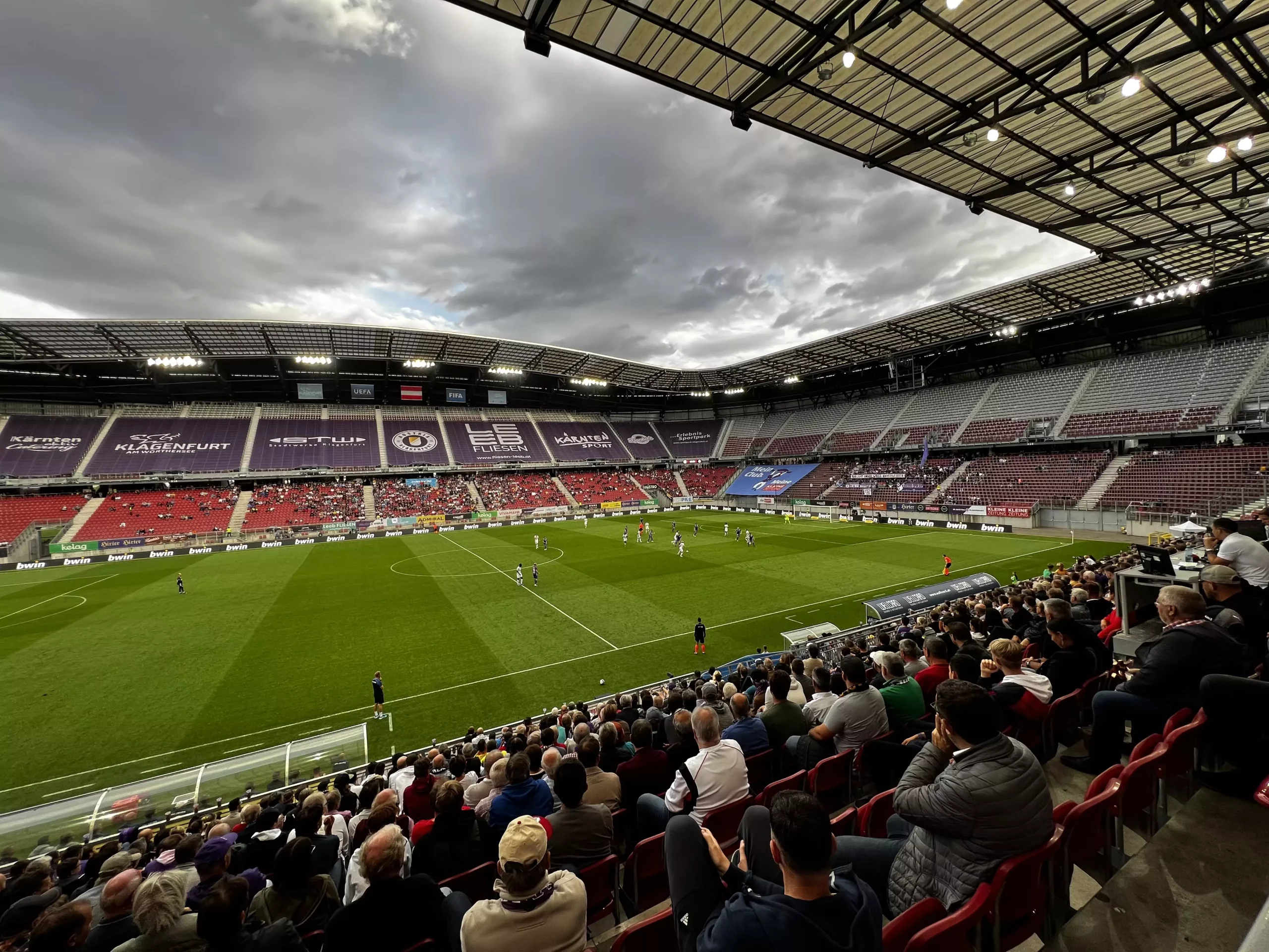 Bild in Beitrag von 5min.at: Zu sehen ist das Klagenfurter Fußballstadion im Spiel gegen Red Bull Salzburg.