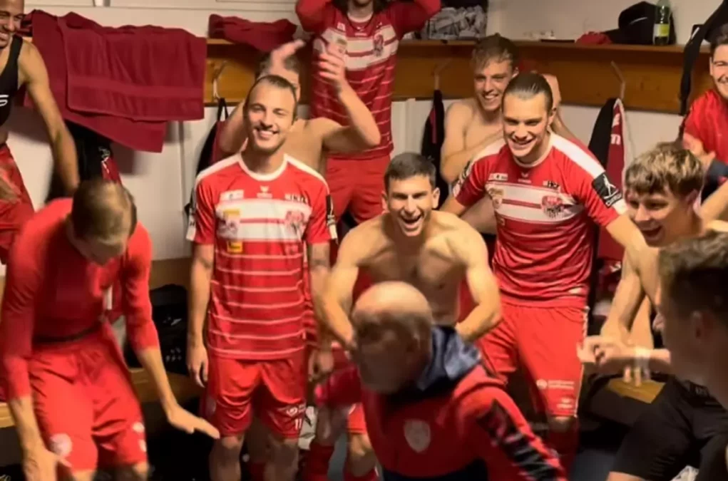 Foto auf 5min.at zeigt den "Falkentanz" des Fußballvereins Kapfenberger SV.