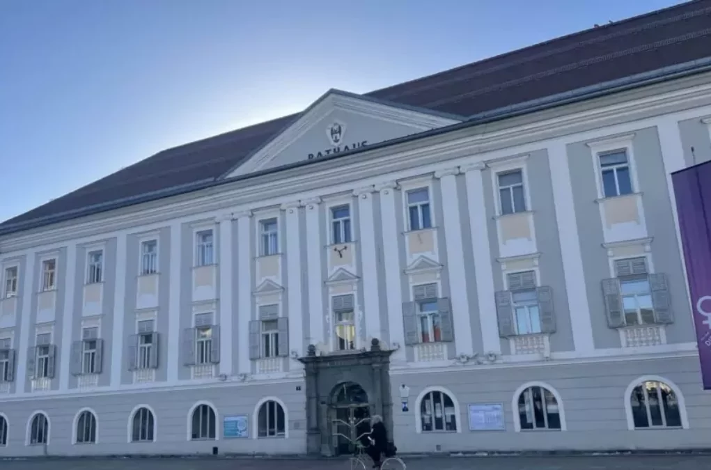 Das Foto zeigt das Rathaus in Klagenfurt.