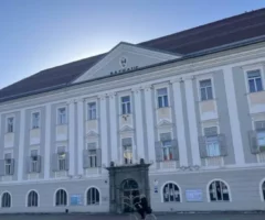 Das Foto zeigt das Rathaus in Klagenfurt.