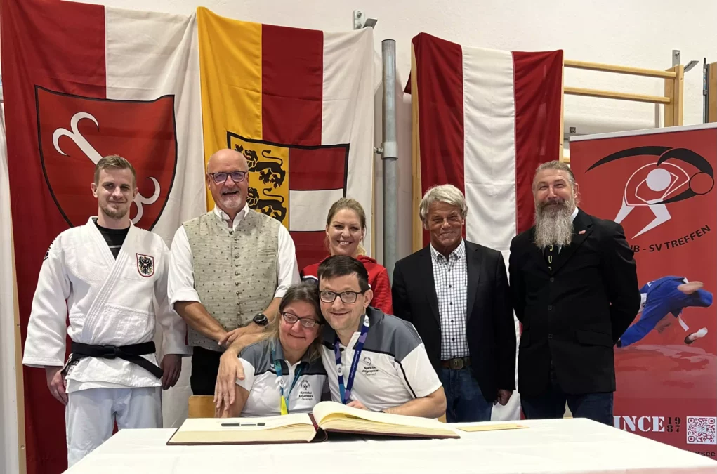 Ein Bild auf 5min.at zeigt die Ehrung zweier Judo-Sportler in Treffen.