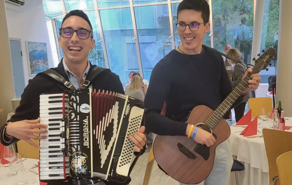 Ein Bild auf 5min.at zeigt zwei junge Männer mit Gitarre und Akkordeon.