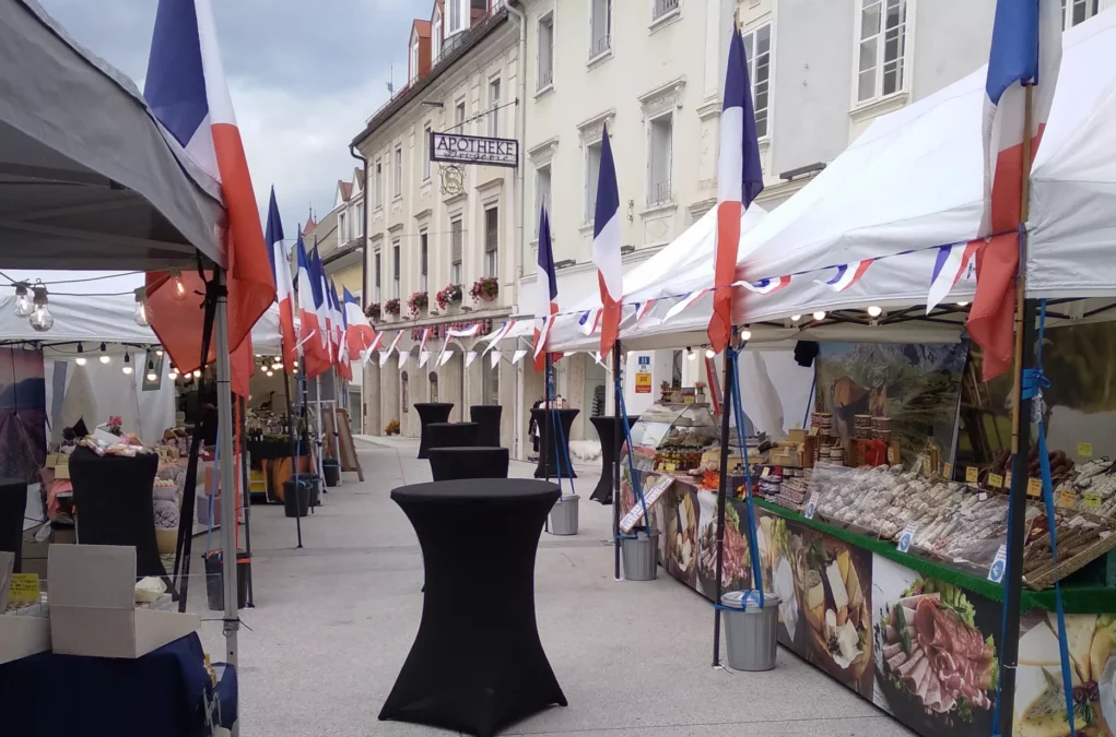Koste Köstlichkeiten beim französischen Markt in Wolfsberg