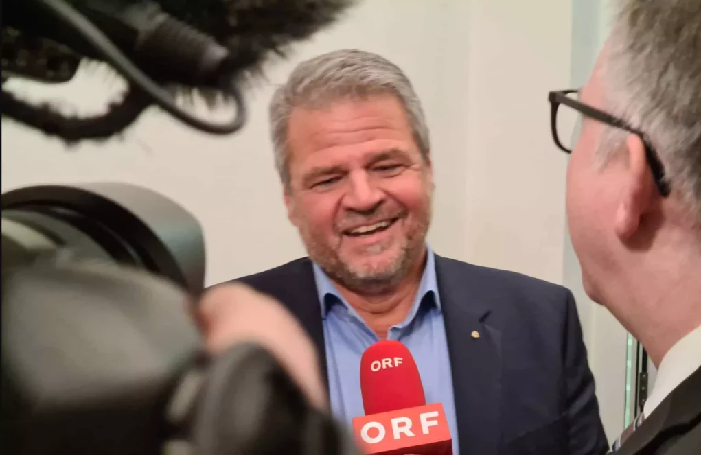 Ein Bild auf 5min.at zeigt Team Kärnten Chef Gerhard Köfer vor laufender Kamera.