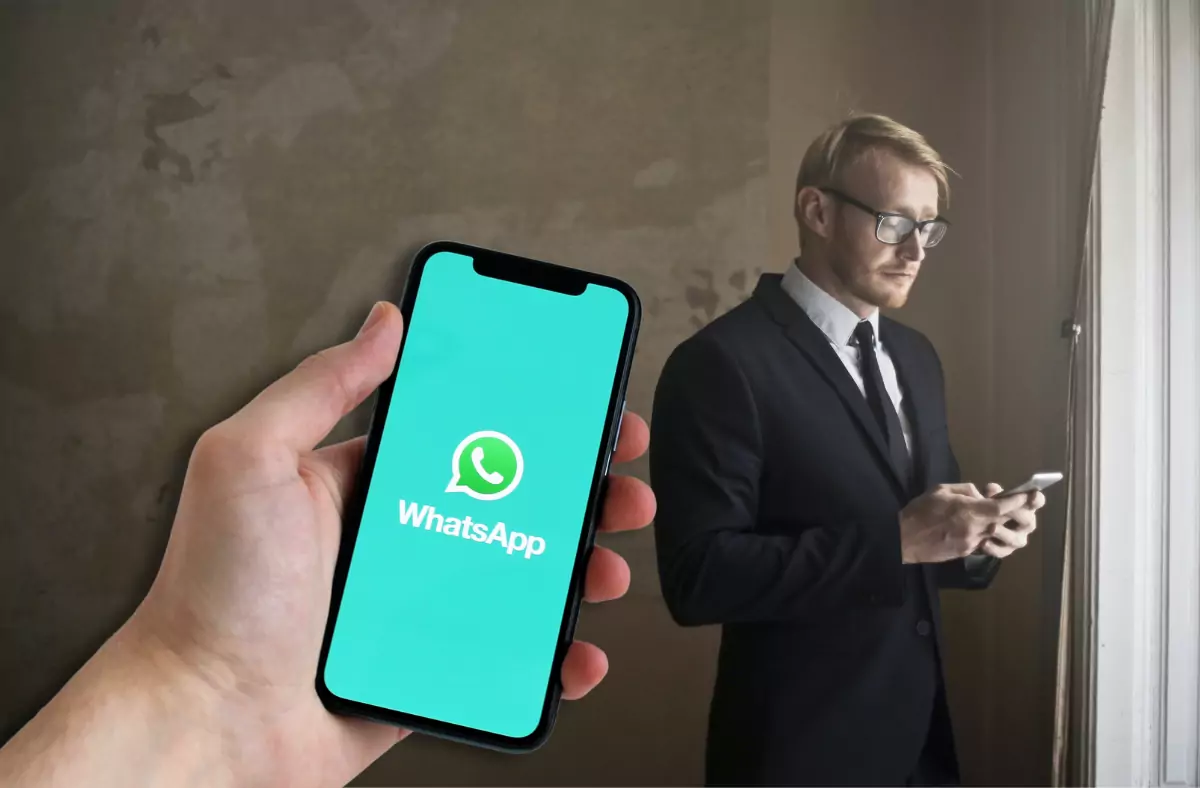 Montage auf 5min.at zeigt einen Mann mit Telefon. Im Vordergrund ist eine Hand mit Handy, wo die App WhatsApp ersichtlich ist.