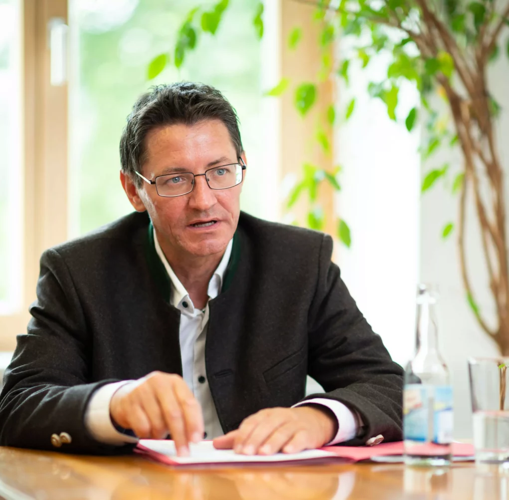 Bild auf 5min.at: Der Kärntner Landwirtschaftskammer-Präsident Siegfried Huber sitzt an einem Tisch und zeigt mit dem Finger auf ein Dokument.