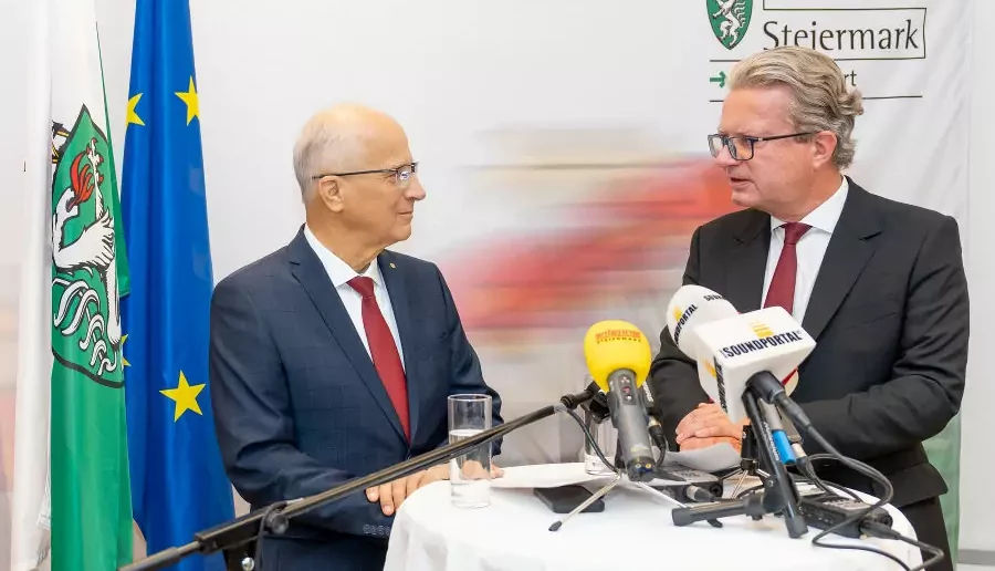 Foto auf 5min.at: Auf dem Foto sieht man Landesrat Johann Seitinger mit Landeshauptmann Christopher Drexler bei einer Pressekonferenz.