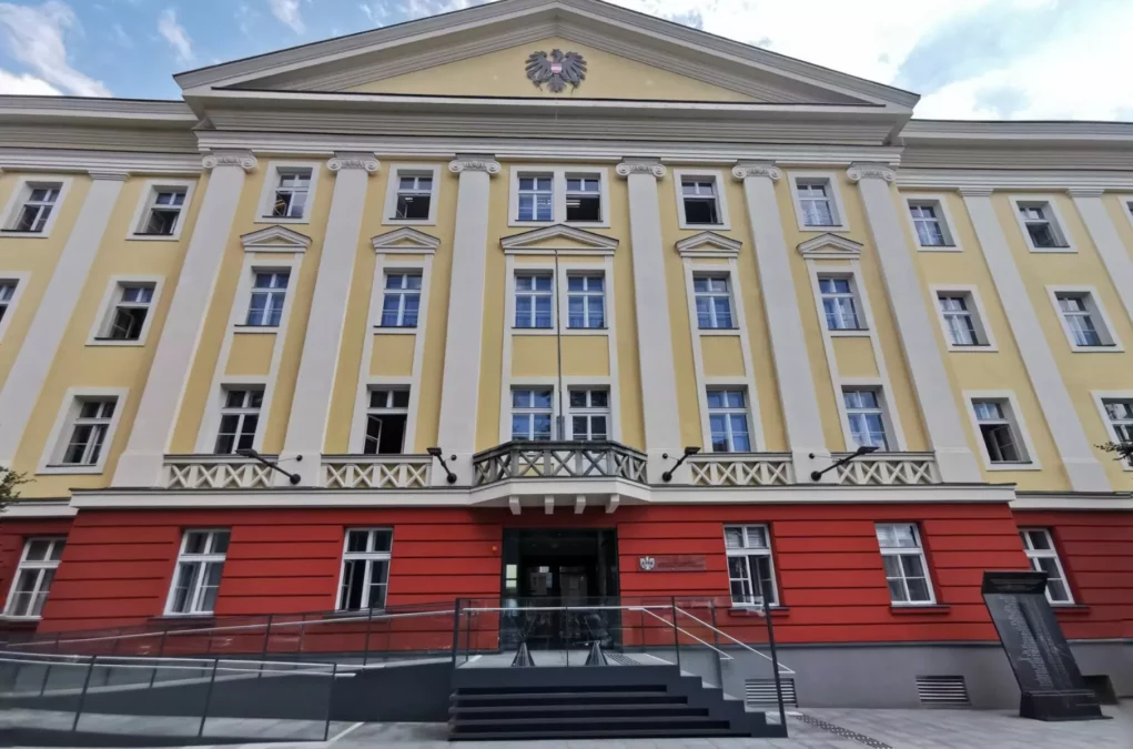 Ein Bild auf 5min.at zeigt den Eingang des Landesgerichts in Klagenfurt.