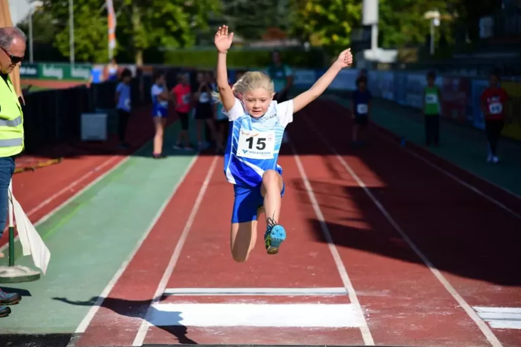 Bild auf 5min.at zeigt ein Mädchen beim Leichtathletik-Cup.